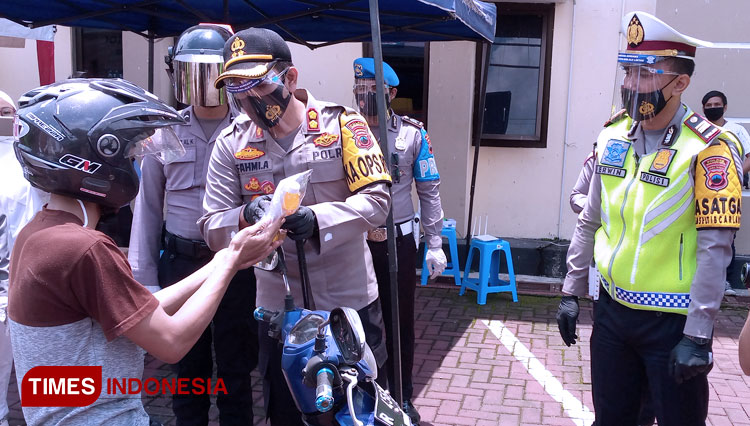 Kapolres Banjarnegara AKBP Fahmi Arifrianto, SH, SIK, MH, M.Si mengedukasi warga dan membagikan masker. (FOTO : Muchlas Hamidi/TIMES Indonesia)