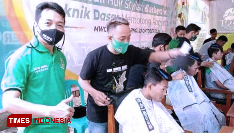 Pelatihan kursus potong rambut oleh GP Ansor Jombang di Mojowarno, Jombang. (FOTO: Rohmadi/TIMES Indonesia)