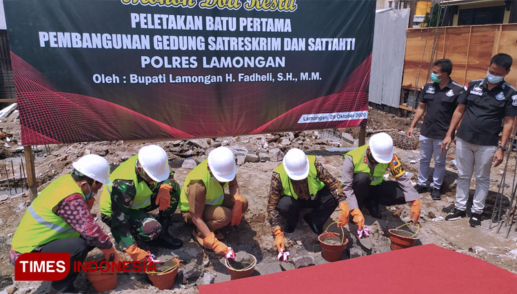 Dari kanan ke kiri, Kapolres, Bupati, Ketua DPRD, Dandim serta Sekkab Lamongan, melakukan peletakan batu pertama pembangunan gedung Satreskrim dan Sattahti Polres Lamongan, Rabu (28/10/2020). (FOTO: MFA Rohmatillah/TIMES Indonesia)