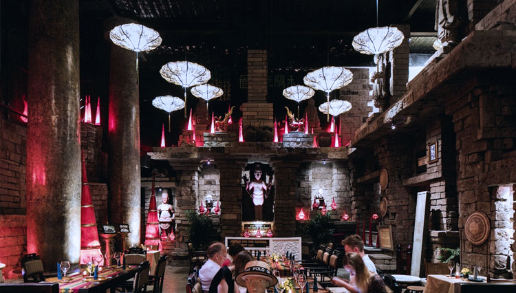 SaigonSan Dining Area layaknya suasana pasar malam di negara-negara Indochina. (FOTO: SaigonSan Restaurant)
