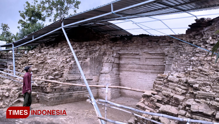 Atap pelindung Situs Patakan yang roboh setelah diguyur hujan disertai angin kencang, mulai diperbaiki. (FOTO: Disparbud Lamongan for TIMES Indonesia)