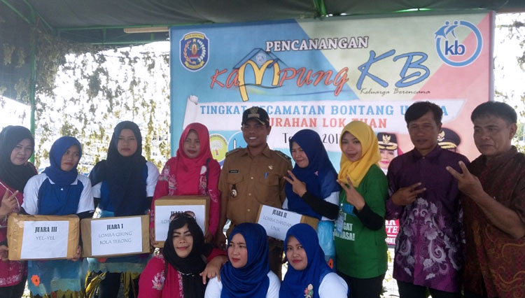 Kader Kampung KB Mutiara Laut bersama mantan Lurah Loktuan, Sofyansyah. (Foto: dok DPPKB BONTANG)