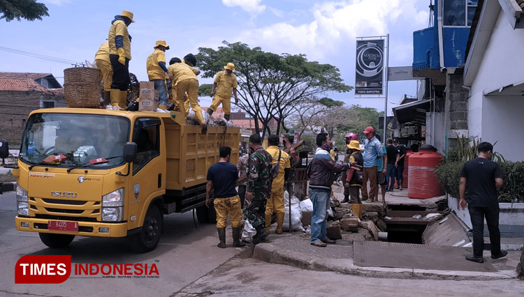 Tumpukan sampah di wilayah Jatinangor saat diangkut oleh petugas gabungan dalam kegiatan Gebyar Bebersih Sampah (FOTO: Alan Dahlan/TIMES Indonesia)