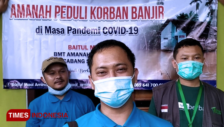 Manager Baitul Maal BMT Amanah Indonesia, Daryanto (tengah) usai menyalurkan bantuan sembako korban banjir di Mujur, Kroya. (FOTO: Sutrisno/TIMES Indonesia)