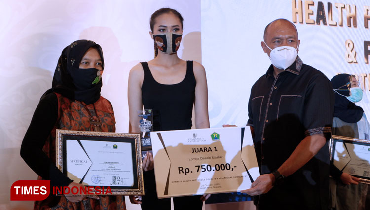 Penyerahan hadiah kepada pemenang lomba desain masker. (Foto: Naufal Ardiansyah/TIMES Indonesia)