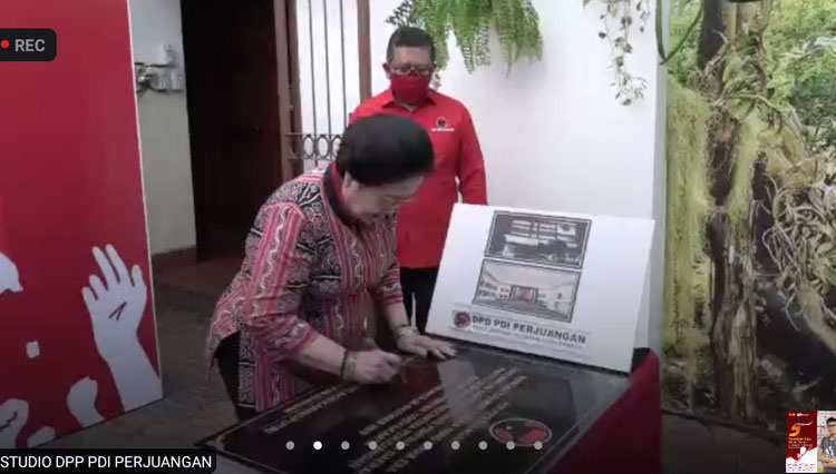 Ketua Umum PDI Perjuangan Megawati Soekarnoputri saat melakukan penandatanganan prasasti kantor baru DPD PDI Perjuangan Yogyakarta. (FOTO: Hasbullah/TIMES Indonesia)