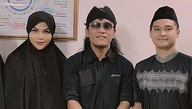 Dj Katty Butterfly bersama Gus Miftah setelah resmi menjadi mualaf. (Foto: grid.id)