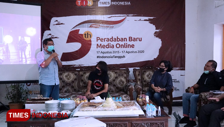 Suasana perayaan ulang tahun Musikus legendaris God Bless Ian Antono di Kantor TIMES Indonesia, Jalan Pandan 5, Kota Malang, Kamis (29/10/2020). (FOTO: Tria Adha/TIMES Indonesia)