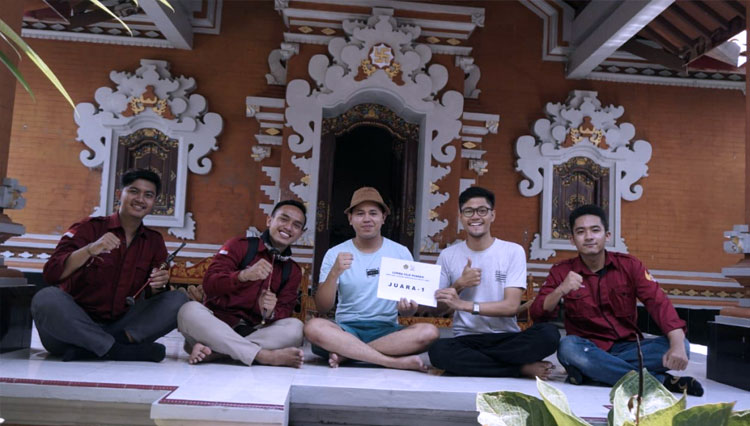 I Komang Kusuma Adi dan tim sebagai Juara I lomba film pendek yang digelar oleh Peradah dan KMHDI bekerjasama dengan Dirjen Bimas Hindu pada Peringatan Sumpah Pemuda. (FOTO: Dokumentasi Kemenag) 