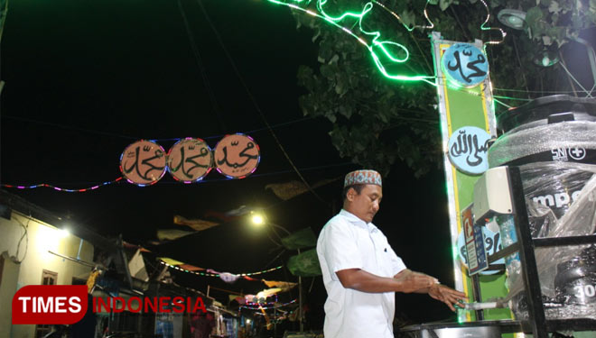 Suasana Kampung Nelayan Nambangan saat dengan hiasana-hiasan nama Nabi Muhammad yang menyala di sudut-sudut kampung, Kamis (29/10/2020). (Foto: Khusnul Hasana/TIMES Indonesia). 