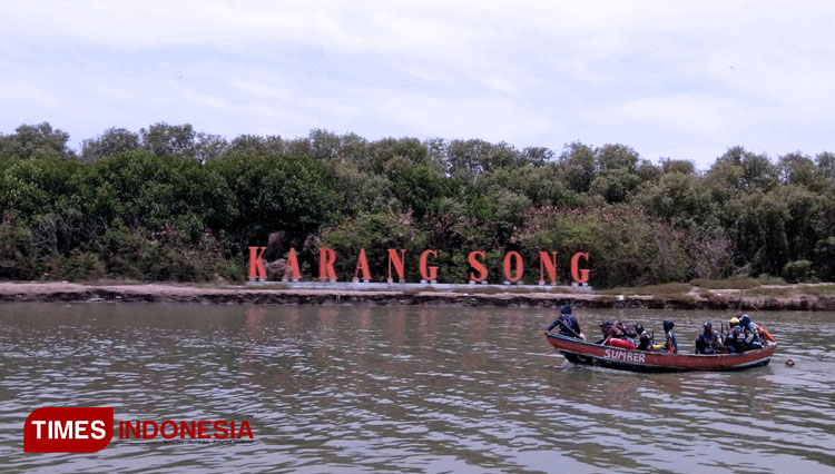The visitors riding a boat and enjoy the beauty of Karangsong Beach along with the Mangrove forest. (Photo: Muhamad Jupri/TIMES Indonesia)