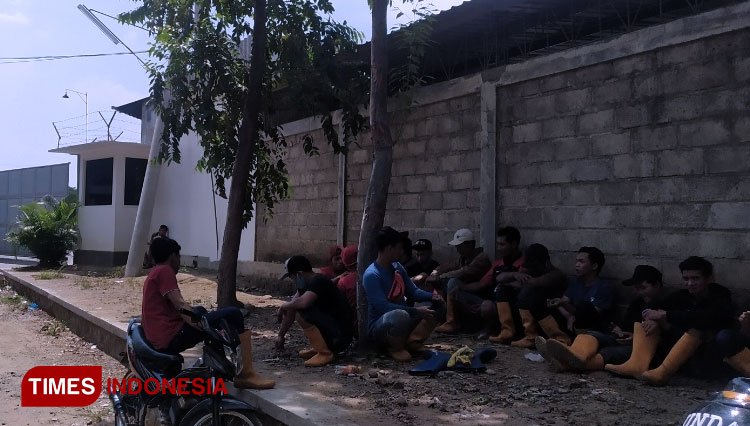 Karyawan Pabrik Gemilang b