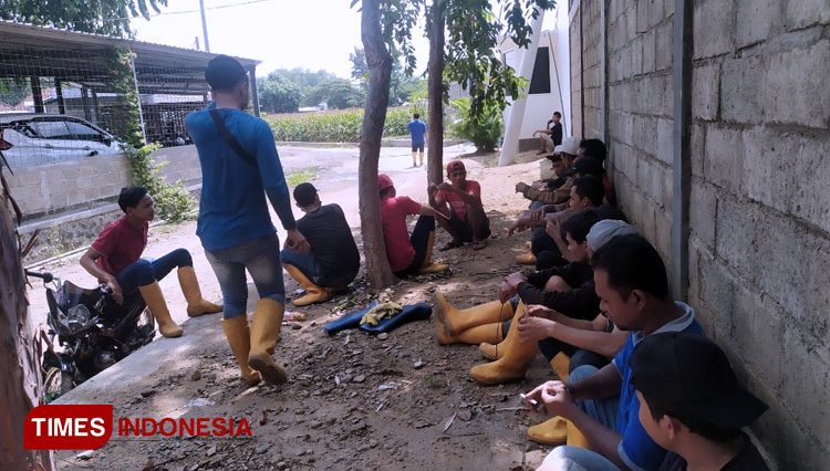 Karyawan Pabrik Gemilang Inti Sukses saat selesai mengevakasi ayam yang tidak kebakar (foto: Rohmadi/TIMES Indonesia)