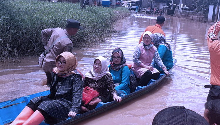 Ketua Forum Kabupaten Bandung Sehat (FKBS) Kurnia Agustina Naser (kudung kuning) meninjau lokasi banjir di Kelurahan Andir, Kecamatan Baleendah, Kabupaten Bandung, beberapa waktu lalu. (FOTO: Humas Pemkab for TIMES Indonesia)