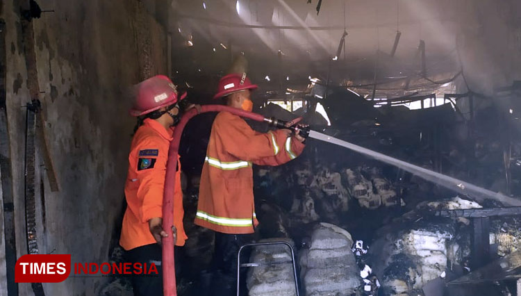 Petugas saat memadamkan api (foto: Rohmadi/TIMES Indonesia)