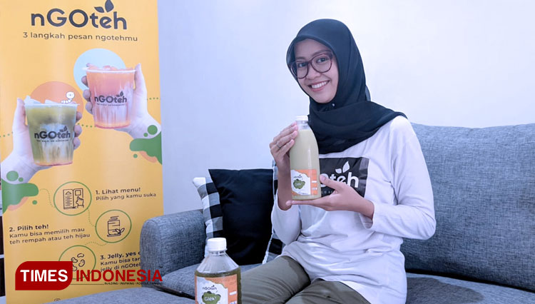 Septyana Luckyta Sari, mengolah teh hijau kering menjadi minuman dengan kemasan elegan yang cocok untuk berbagai acara. (FOTO: Aditya Candra/TIMES Indonesia)