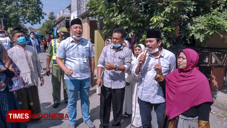 Warga Kecamatan Sidayu saat bertemu Pasangan QA. (FOTO: Akmal/TIMES Indonesia)