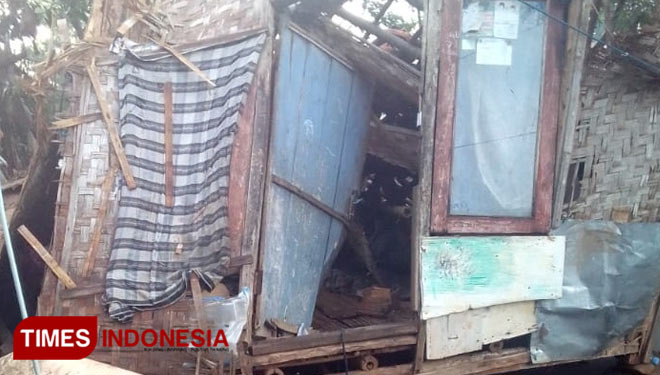 Rumah milik Iin (38), warga Kampung Malingping, RT 3/RW 5,Desa Babakan Peuteuy, Kec Cicalengka, Kab Bandung, akhirnya ambruk, Rabu (28/10/20). (FOTO: Iwa/TIMES Indonesia)