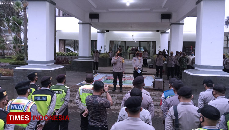 Kapolres Malang AKBP Hendri Umar saat memimpin apela pengamanan debat pertama. (Foto: Binar Gumilang/TIMES Indonesia)