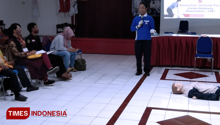Instruktur pelatihan SIBAT PMI Kota Semarang sedang mengajarkan praktek menolong orang saat bencana. (foto: Mushonifin/TIMES Indonesia)