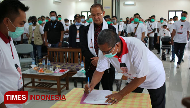 Bupati Majalengka, H Karna Sobahi mengukuhkan pengurus Kompak Kabupaten Majalengka. (Foto: Jaja Sumarja/TIMES Indonesia)