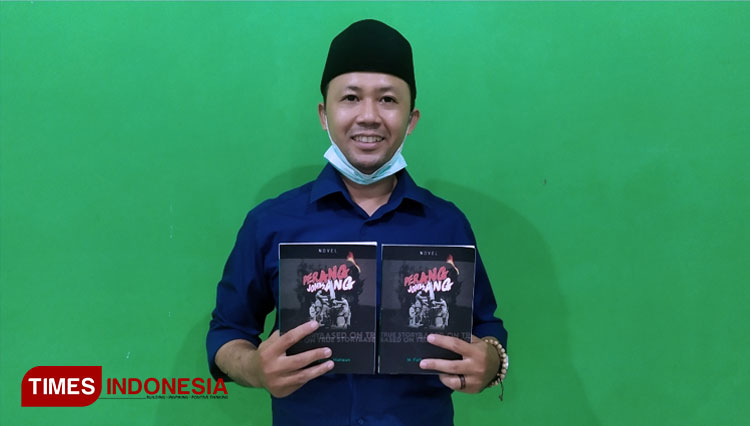 Muhammad Fatoni Mahsun, dengan buku karyanya. (FOTO: Rohmadi/TIMES Indonesia)