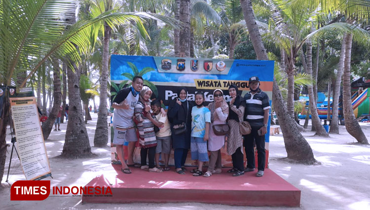 Pengunjung wisata di Pantai Kelapa Tuban, Kamis, (29/10/2020). (Foto: Achmad Choirudin/TIMES Indonesia)