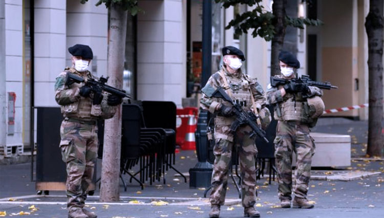 Pasukan khusus berjaga di dekat lokasi serangan pisau yang dilaporkan di gereja Notre Dame di Nice, Prancis, 29 Oktober 2020. (Foto: Reuters)