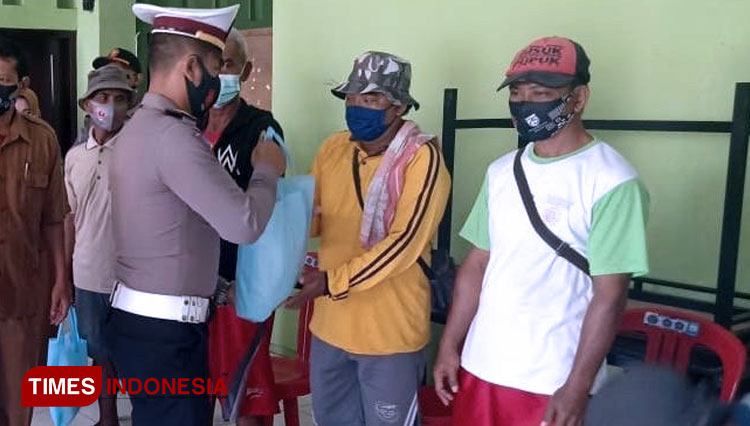 Satlantas Polres Majalengka membagikan sembako dan masker kepada warga terdampak Covid-19 di Operasi Zebra 2020. (FOTO: Jaja Sumarja/TIMES Indonesia