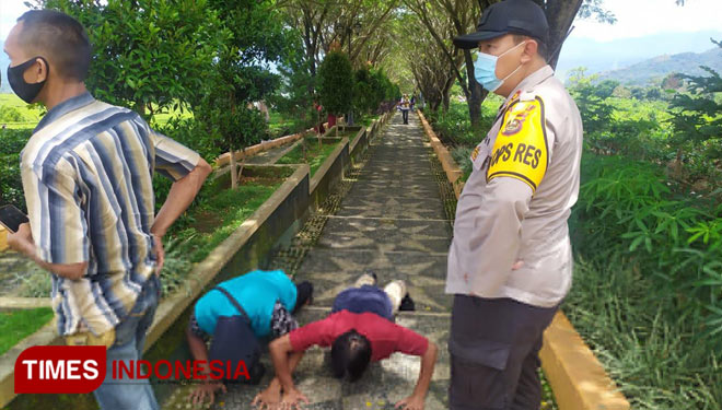 wisatawan yang tidak mematuhi Prokes di hukum anggota Polres Pagaralam  (Foto: Asnadi/ TIMES Indonesia) 