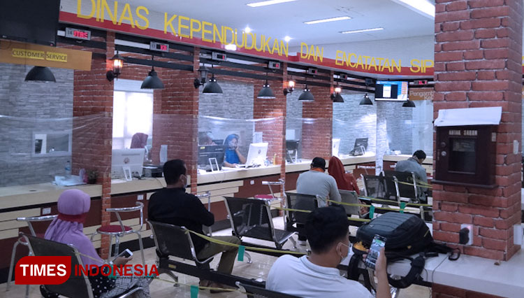 Warga Gresik saat antre di Kantor Dispendikcapil untuk mengambil dokumen yang sudah jadi dengan mendaftar di Aplikasi Poedak (Foto: Akmal/TIMES Indonesia)