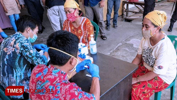 Sejumlah karyawan Pabrik Rokok Gagak Hitam saat rapid test. Hal itu dalam rangka memastikan kondisi kesehatan karyawan di tengah pandemi Covid-19 (Foto: Moh Bahri/TIMES Indonesia)
