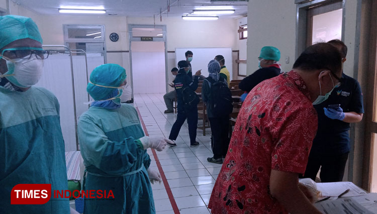 Nakes di Kabupaten Bondowoso Jawa Timur sedang menangani kasus Covid-19 di Rumah Sakit. (FOTO: Moh Bahri/TIMES Indonesia)