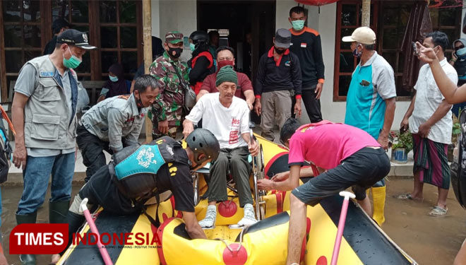 Dampak banjir, Warga di Kemrenjen harus membahu menyelamatkan barang rumah tangga dan utamanya para lansia dan anak anak.(FOTO : Humas Pemkab For TIMES Indonesia)