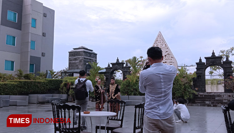 Suasana sesi foto pasangan pengantin di Hotel Grand Mercure Yogyakarta. (FOTO: A Riyadi/TIMES Indonesia)