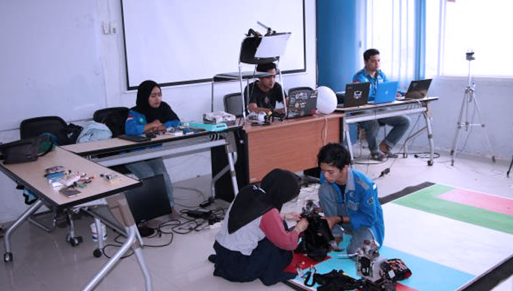 Kerja keras para mahasiswa Politeknik Negeri Malang yang tergabung dalam Tim KRI 2020 Polinema menuju Final KRI 2020. (FOTO: Polinema)