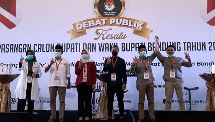 Para paslon Bupati/Wabup Bandung usai debat publik pertama Pilbup Bandung di Kopo Square, Kec Margahayu, Kab Bandung, Sabtu (31/10/2020).(FOTO: KPU for TIMES Indonesia)