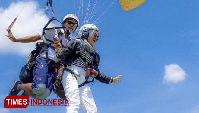 Wisatawan tengah merasakan sensasi Paralayang di atas langit Majalengka. (Foto: Paralayang Majalengka for TIMES Indonesia