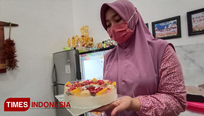 Puding buah segar kreasi anggota Satpol PP, Iga Mawarni, sukses di Probolinggo. (FOTO: Happy/TIMES Indonesia)