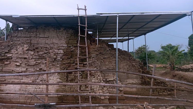 Atap pelindung Situs Patakan di Kecamatan Sambeng, Kabupaten Lamongan sudah diperbaiki dan kembali berdiri. (FOTO: Disparbud Lamongan for TIMES Indonesia)