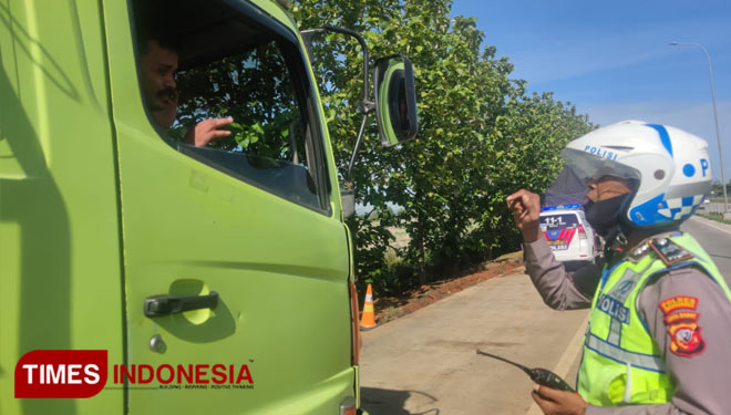 Petugas Satlantas Polres Majalengka, memberikan himbauan kepada pengemudi truck sumbu tiga atau gandengan agar segera melanjutkan perjalanan, setelah beristirahat di Res Area KM 164 Tol Cipali. Foto: Jaja Sumarja/TIMES Indonesia