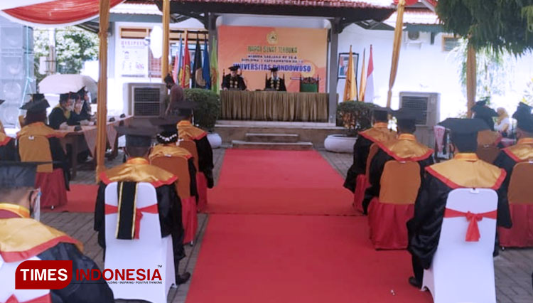 Proses wisuda XXVIII Universitas Bondowoso (Unibo) Jawa Timur. Pelaksanaannya menggunakan protokol kesehatan secara ketat karena di tengah pandemi Covid-19. (FOTO: Moh Bahri/TIMES Indonesia)