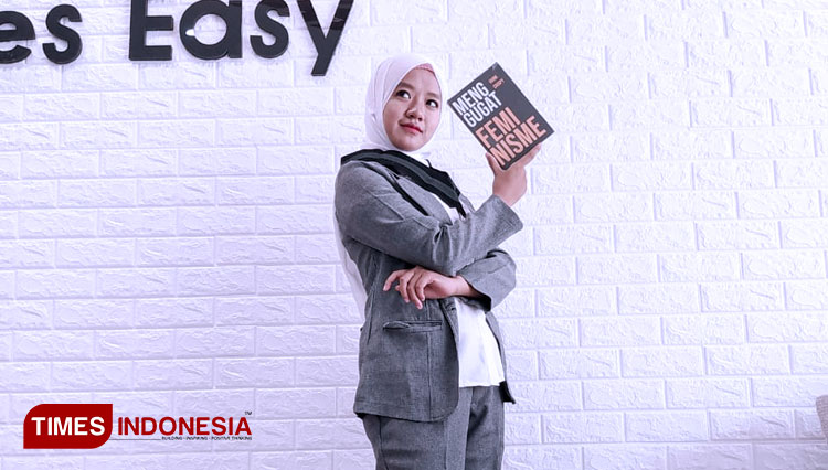 Uswatun Hasanah, Penulis Buku Menggugat Feminisme. (Foto: Akhmad Syafi'i/TIMES Indonesia)