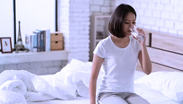 Minum air hangat sebelum tidur.