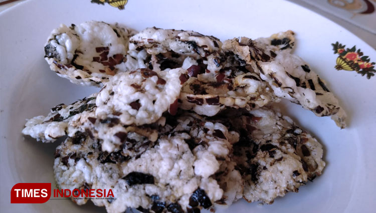 Emping Tike, locl crispy crackers made of lawn weed seeds. (Photo: Muhamad Jupri/TIMES Indonesia)