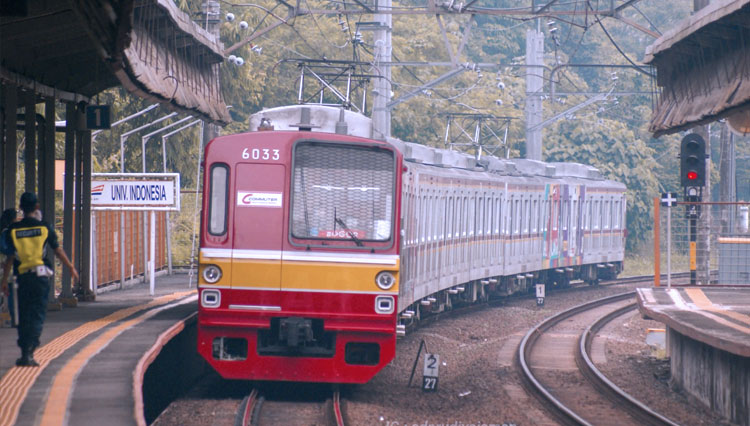 Kereta Commuter Line yang tengah memasuki stasiun Universitas Indonesia. (FOTO: Twitter Info CommuterLine)