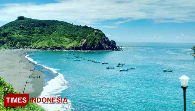 Pemandangan Teluk Love dari atas bukit. (Foto: Dody Bayu Prasetyo/TIMES Indonesia)
