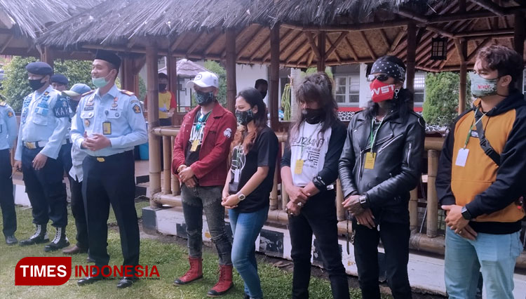 Artis Preman Pensiun saat sosialisasi 3 M dan pentingnya berkarya bagi narapidana di Rutan Bandung, Senin (2/11/20). (FOTO: Iwa/TIMES Indonesia)