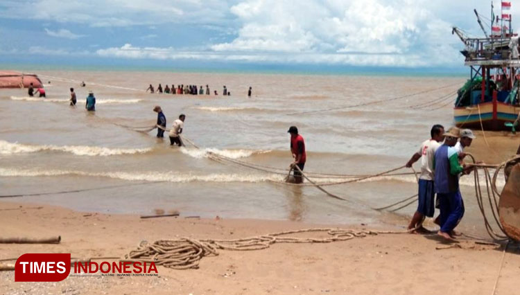 Kondisi Kapal Motor (KM) Putri Jaya GT 12 Yang Tenggelam Di Pantai Utara Kabupaten Tuban (02/10/2020) (Foto: Ahmad Istihar/TIMES Indonesia)