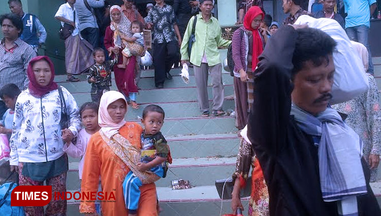 Penyintas Syiah asal Sampang sesaat sebelum meninggalkan gedung tenis indoor untuk diungsikan ke rusun Jemundo Sidoarjo. (FOTO: Dokumen Syamsul Arifin/TIMES Indonesia)